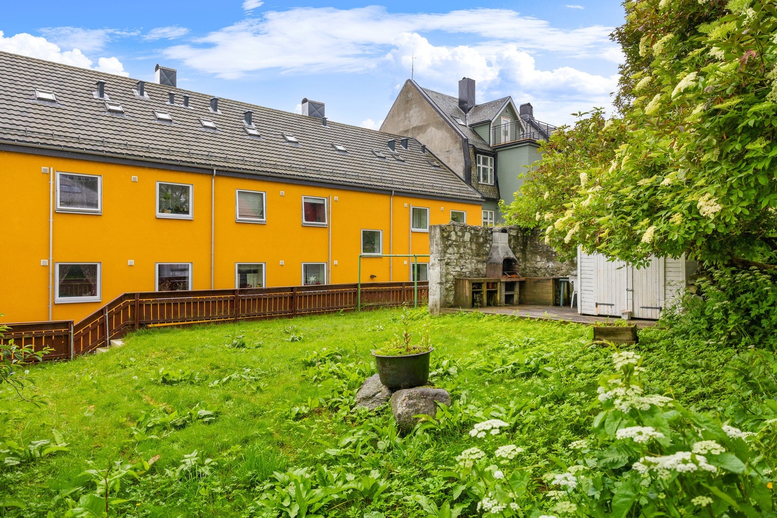 Borettslaget har også en flott bakgård som kan disponeres av alle beboerne. Grønt og fritt, det er sjeldent så sentralt! Galleribilde