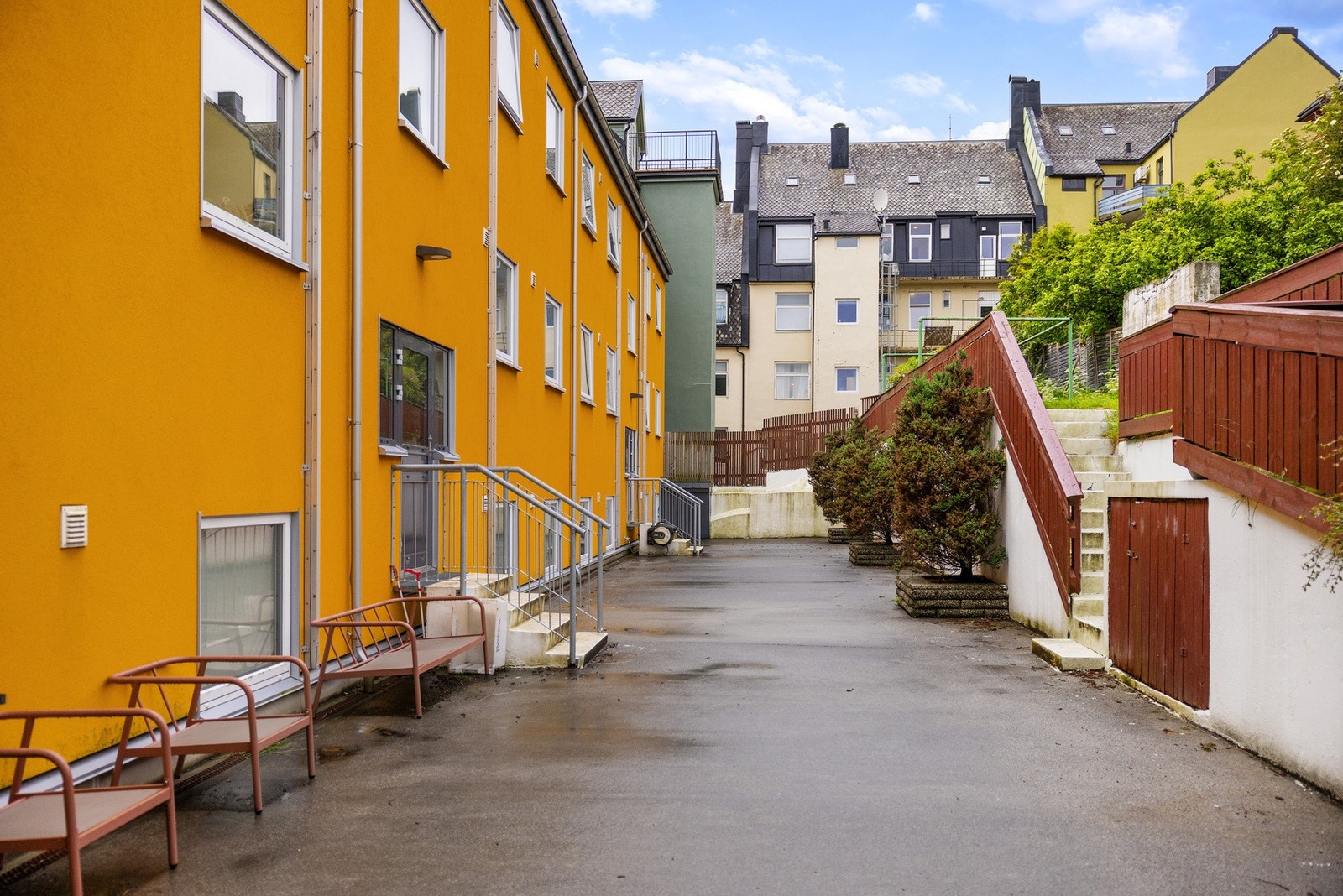 Enkel adkomst til leiligheten også fra bakgården Galleribilde