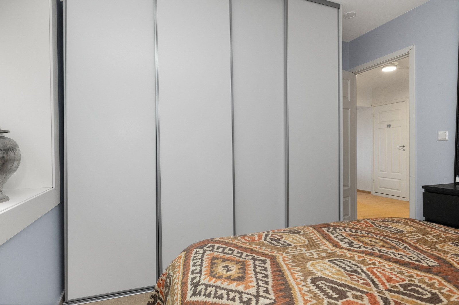 Romslig skyvedørsgarderobe med god plass til hele din garderobe. Galleribilde