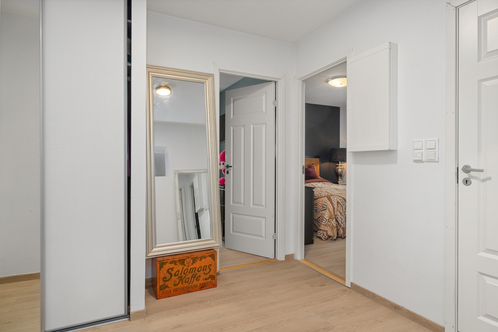 Praktisk skyvedørsgarderobe med speil i entrè Galleribilde