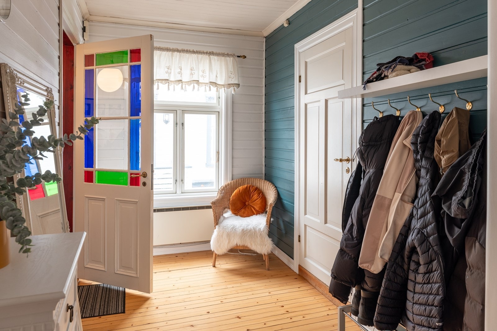 Det store vinduet gir en luftig og lys atmosfære. Galleribilde