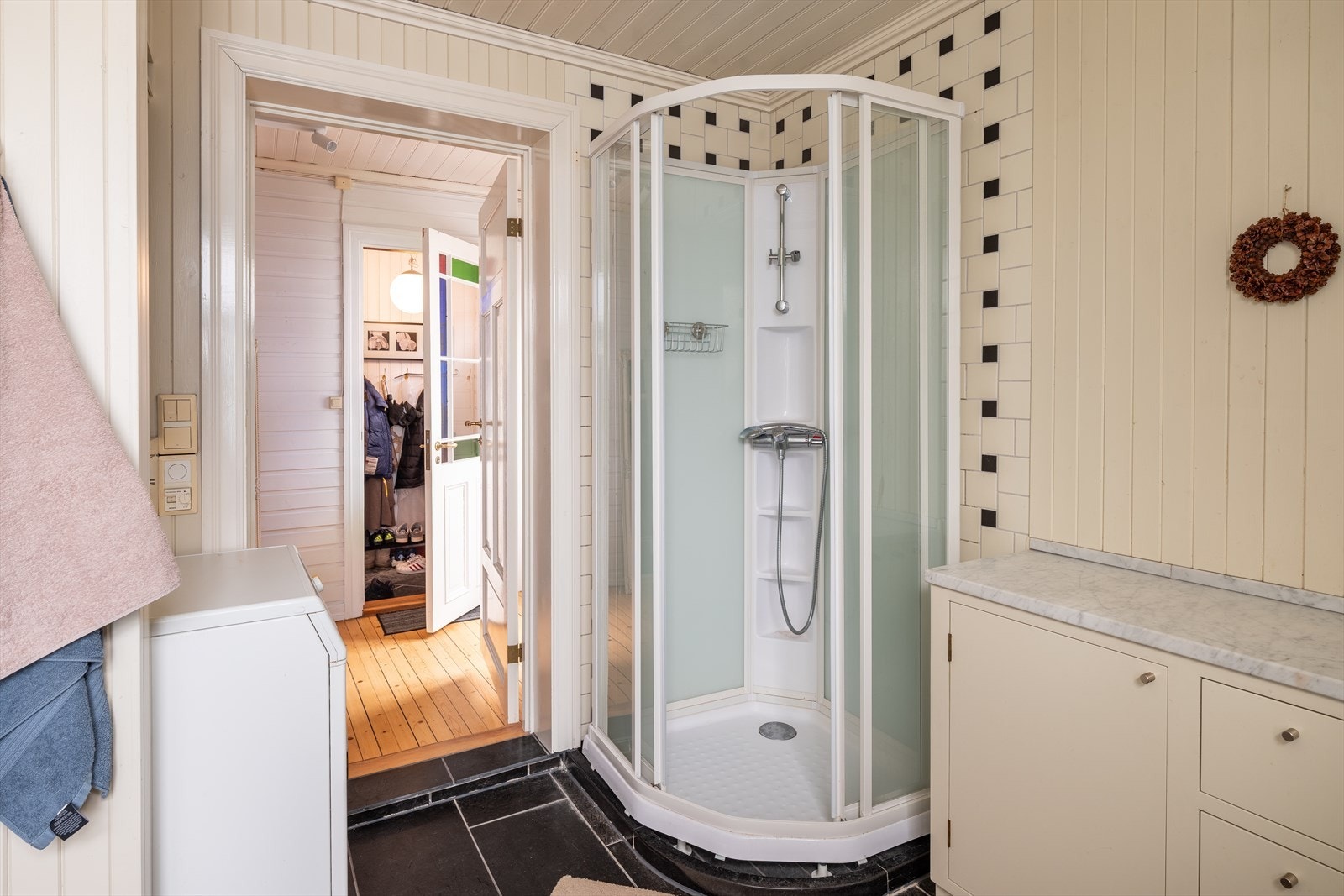 Badet i 2. etasje er på 6,5 m² og har flislagt gulv med varmekabler, dusjkabinett, samt vifte. Her er det opplegg for vaskemaskin og gode oppbevaringsmuligheter. Galleribilde