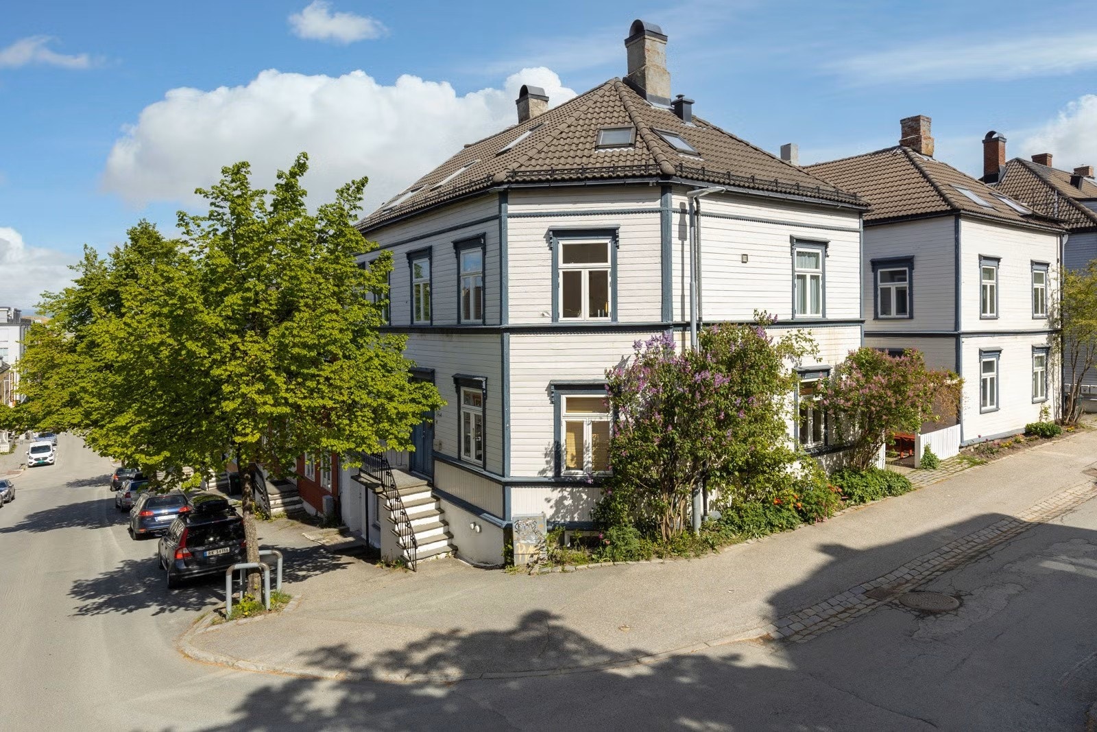 Velkommen til Rosenborg gate 19A - En innbydende og romslig 5-roms leilighet over to plan med rustikke og sjarmerende trekk. Foto: Eivind Mølnå. Galleribilde