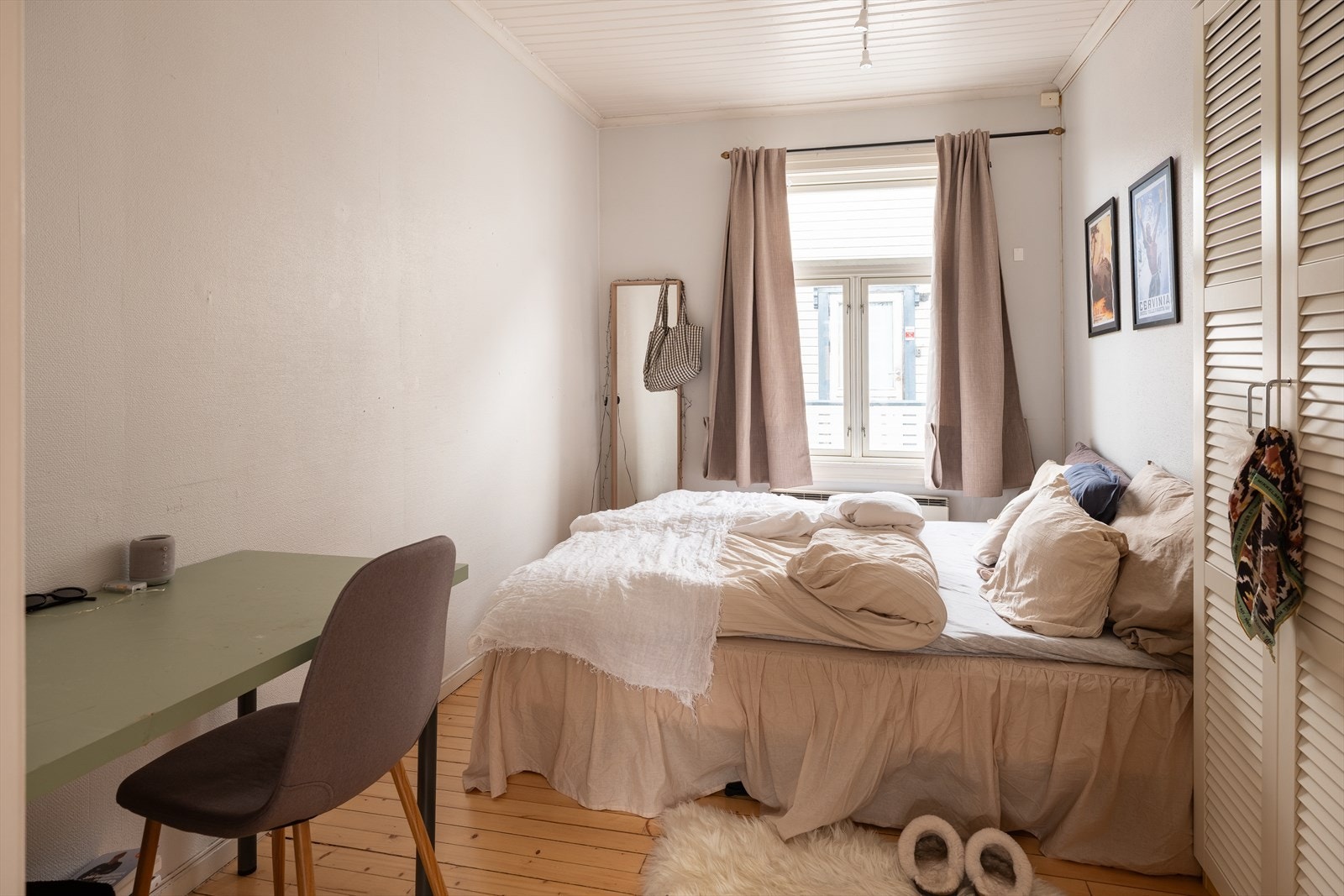 Det første soverommet måler 10,4 m² og har plass til både dobbeltseng, nattbord og kontorplass. Galleribilde