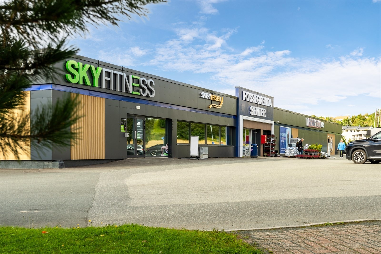 Fra boligen ligger Fossegrenda senter kun en kort spasertur unna. Senteret inneholder dagligvarebutikk Rema 1000, frisør og treningssenteret SKY Fitness Fossegrenda. Galleribilde