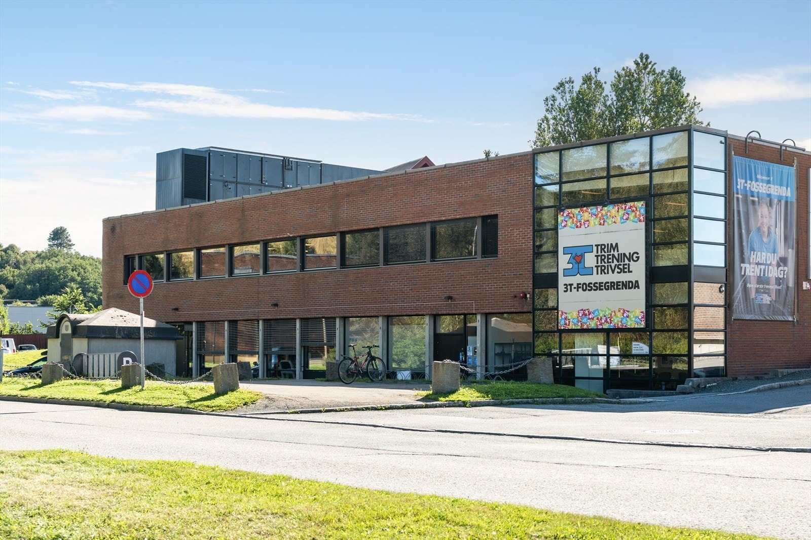 For den treningsinteresserte er det kort avstand til et bredt utvalg av både inne- og utendørsaktiviteter, med blant annet gangavstand til 3T Fossegrenda og Sluppen. Galleribilde