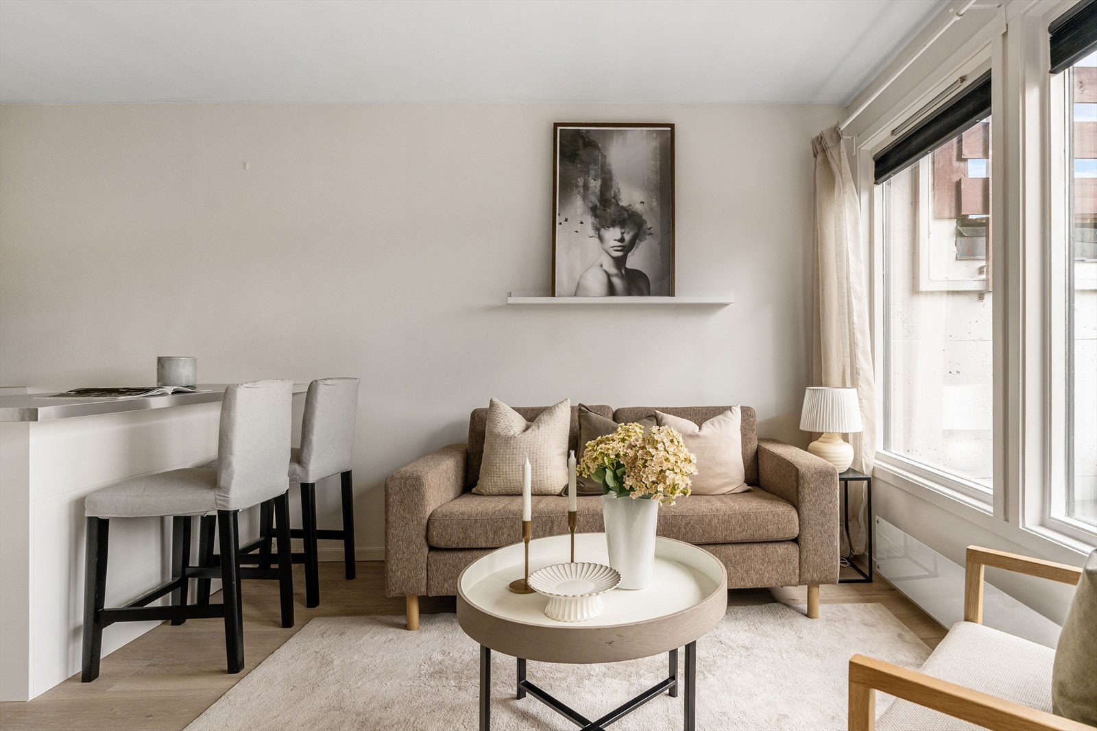 Stuen har plass til både sofa og mediemøblement. Galleribilde