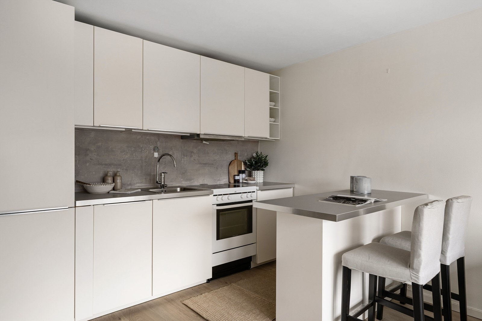 Kjøkkenet fremstår med et moderne uttrykk og har delvis integrerte hvitevarer. De integrerte hvitevarene består av oppvaskmaskin og kjøleskap. Galleribilde