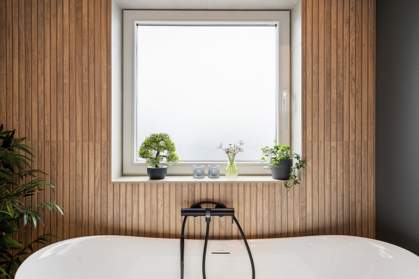 Vinduet på badet slipper inn dagslys uten å gi innsyn. Galleribilde