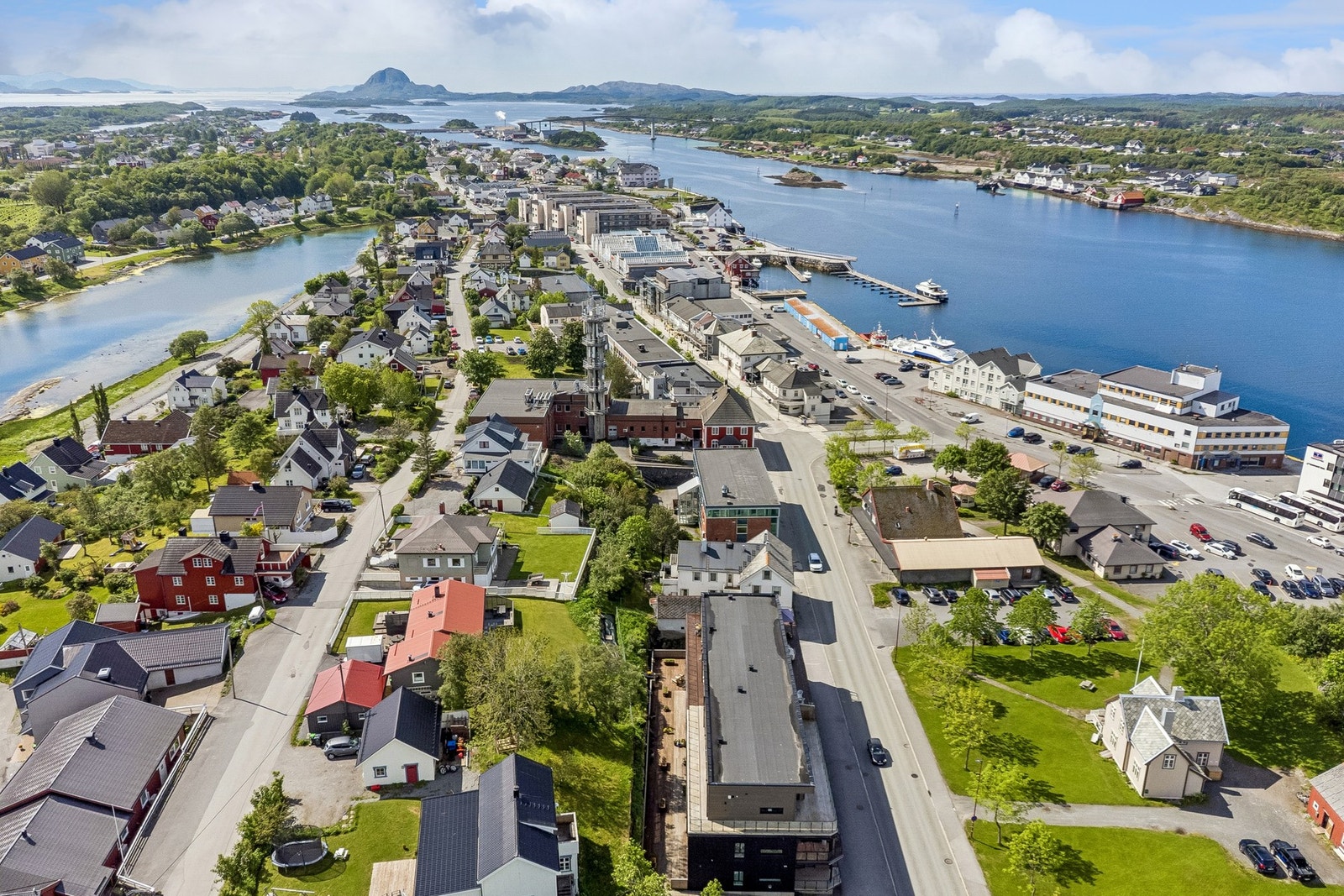 Oversikt over Brønnøysund, med brua og Torghatten i horisonten. Galleribilde