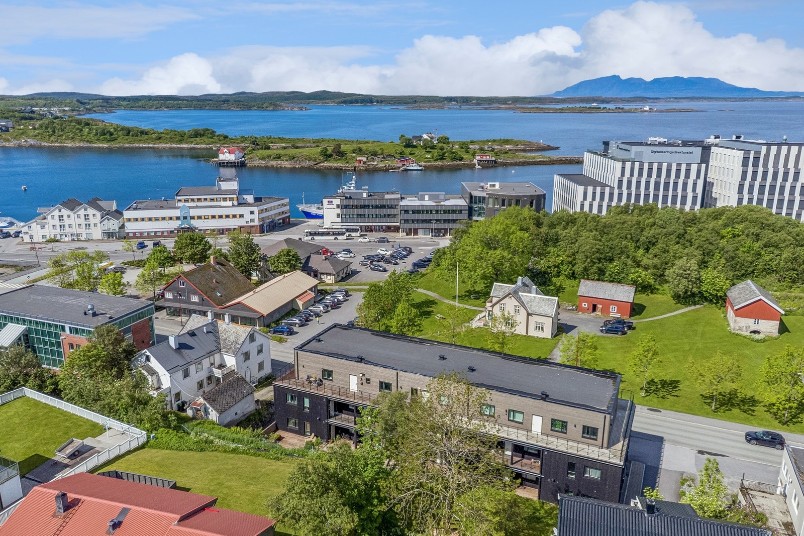 Fra eiendommen er det kort vei ned til Brønnøysund sentrum og sjøen. Galleribilde