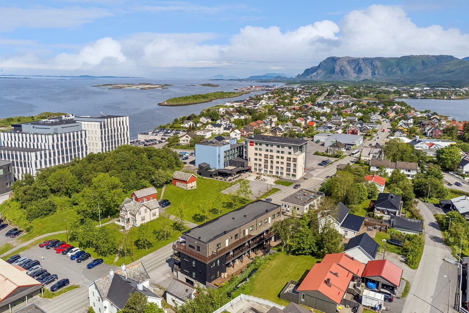 Beliggenhet med nærhet til både byens fasiliteter og kystlandskapet. Galleribilde