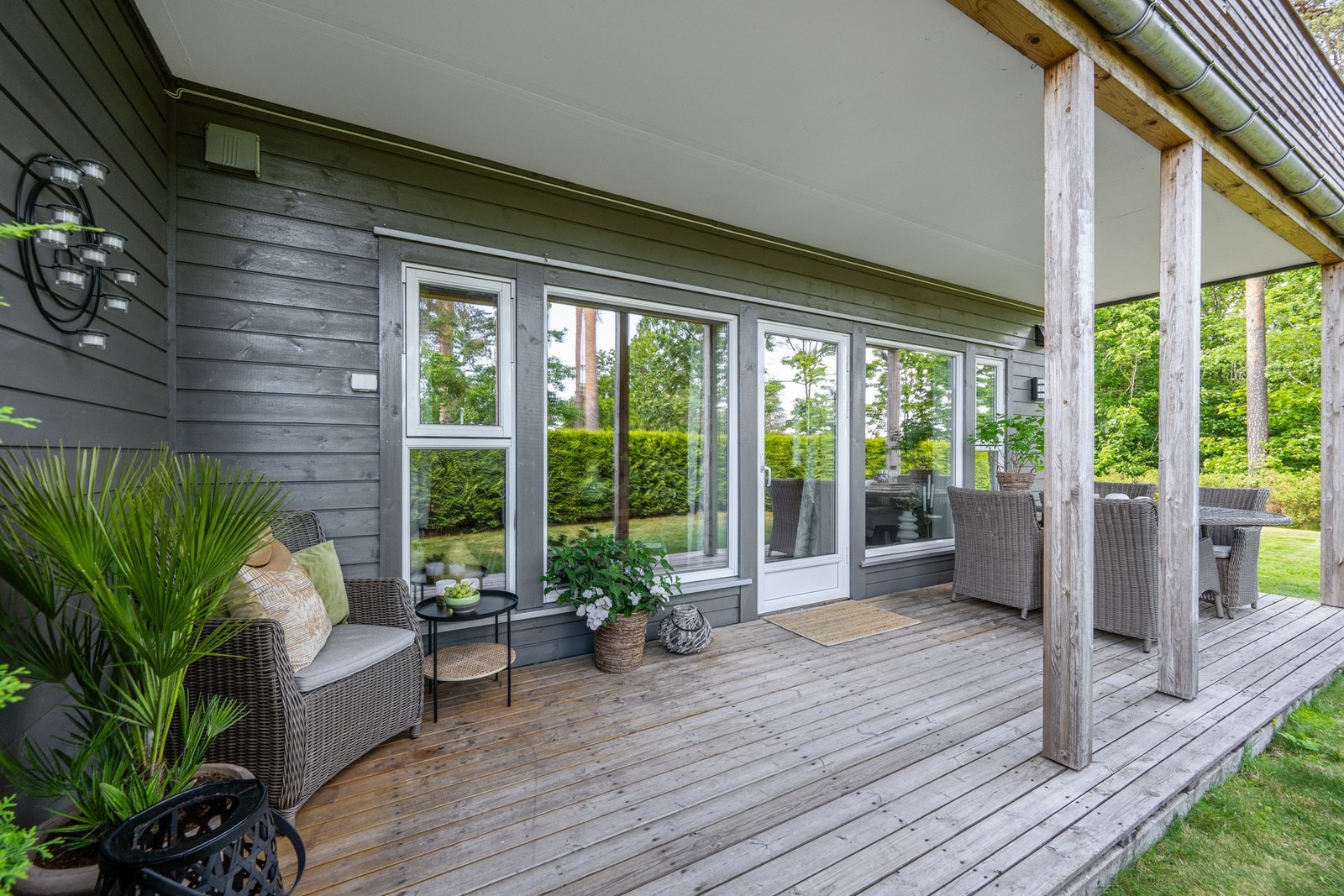 Fra stue/kjøkken er det utgang til den koselige terrassen. Galleribilde