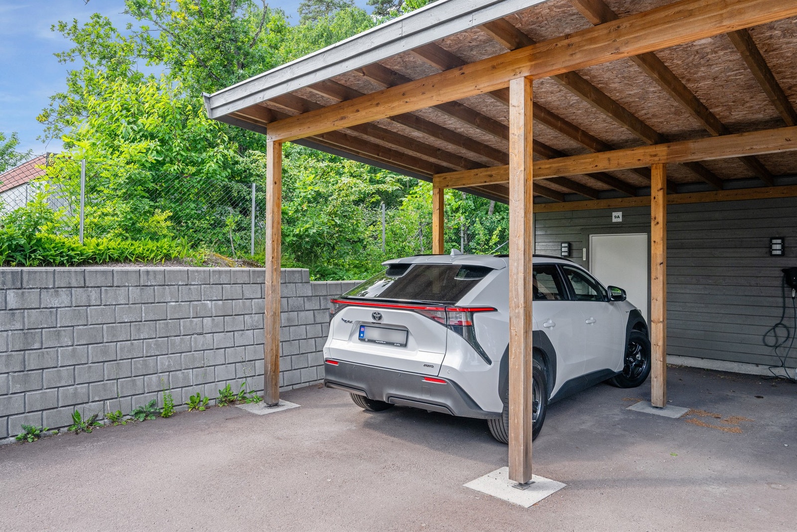 Alle de 6 leilighetene har hver sin carport med tilhørende sportsbod. Galleribilde