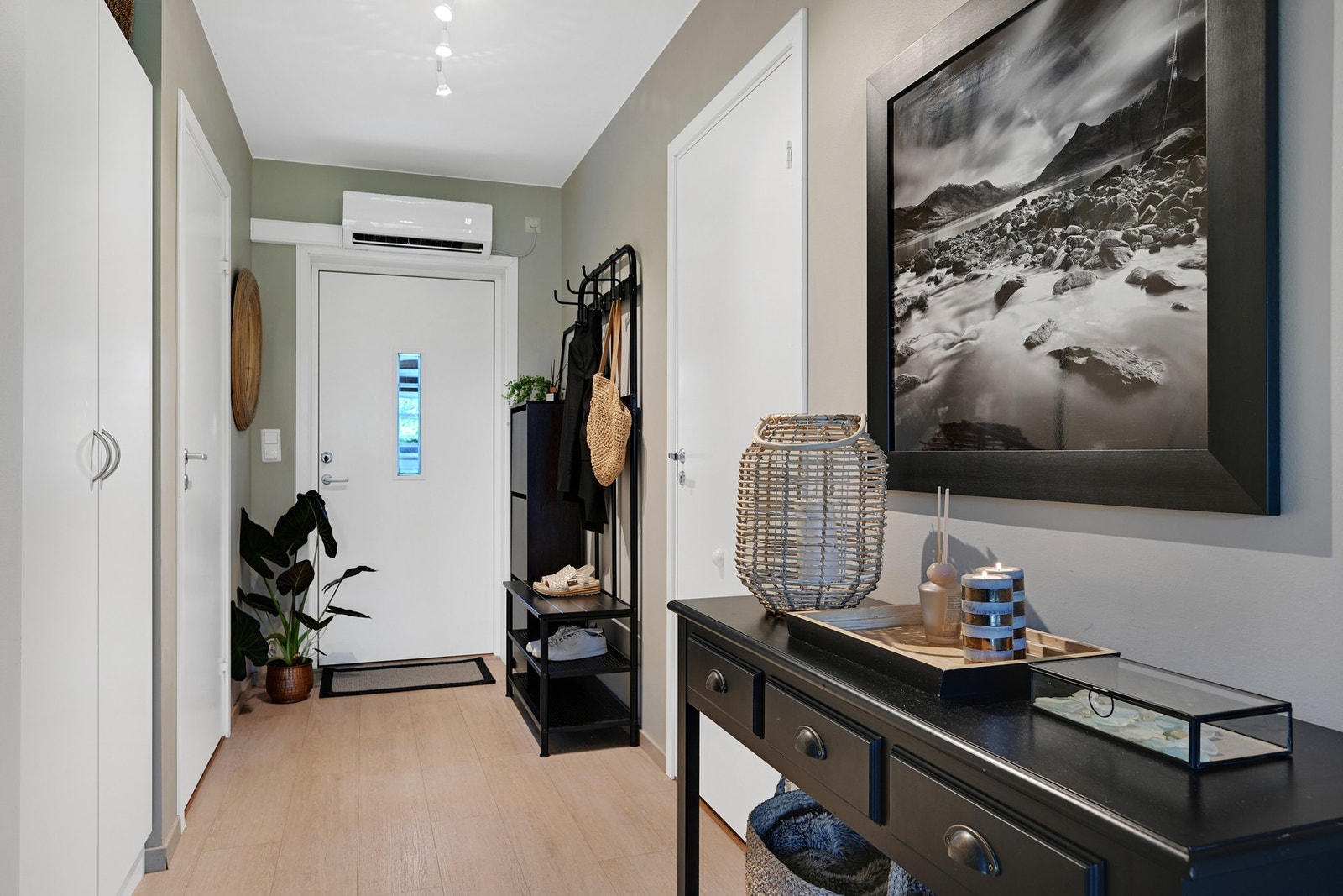 Entré med gulvvarme, varmepumpe og garderobeskap. Galleribilde