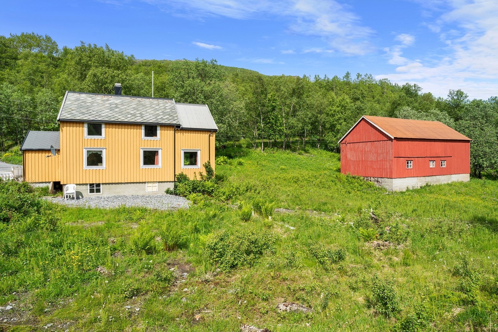 Eiendommen ligger på Solhaug i Øresvika i Rødøy kommune, ca. 11 km fra
Konsvikosen med skole og ca. 4 km fra fergeleiet i Kilboghavn. Til Kvina hvor det er dagligvarebutikk er avstanden ca. 3 km. Øresvika ligger vakkert til på Helgelandskysten. Galleribilde