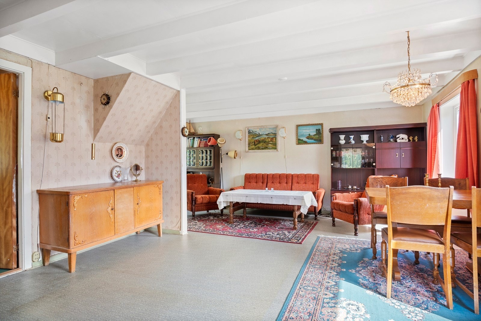 Stue i eldre autentisk stil med synlige takbjelker. Galleribilde