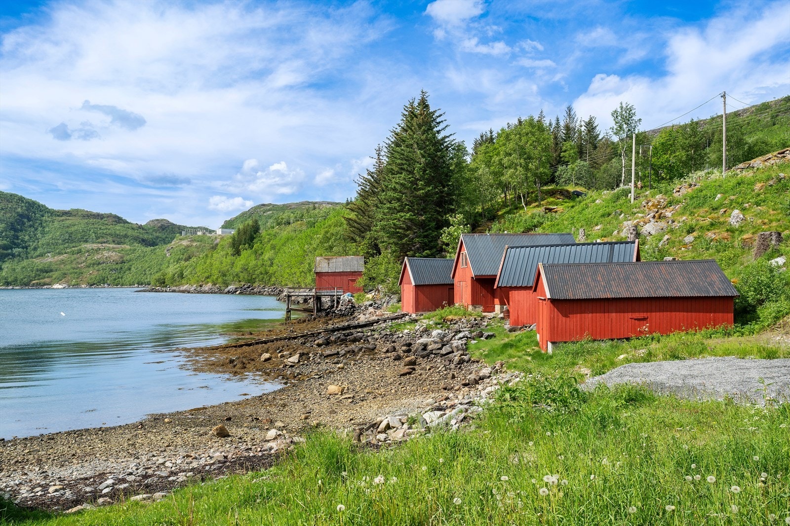 Naust på festetomt ved havkanten. Galleribilde