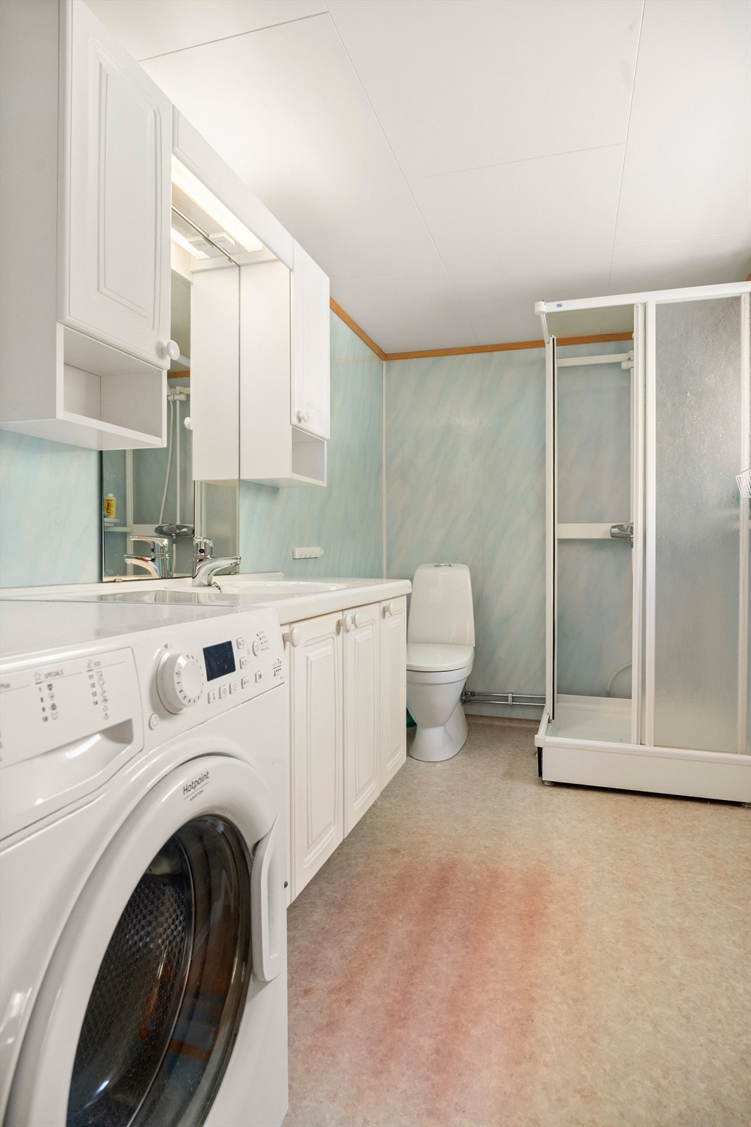 Bad, wc og vaskeromsfunksjon. Rommet er utstyrt med innredning med nedfelt servant, toalett, dusjkabinett og har opplegg for vaskemaskin. Det er naturlig ventilering. Galleribilde