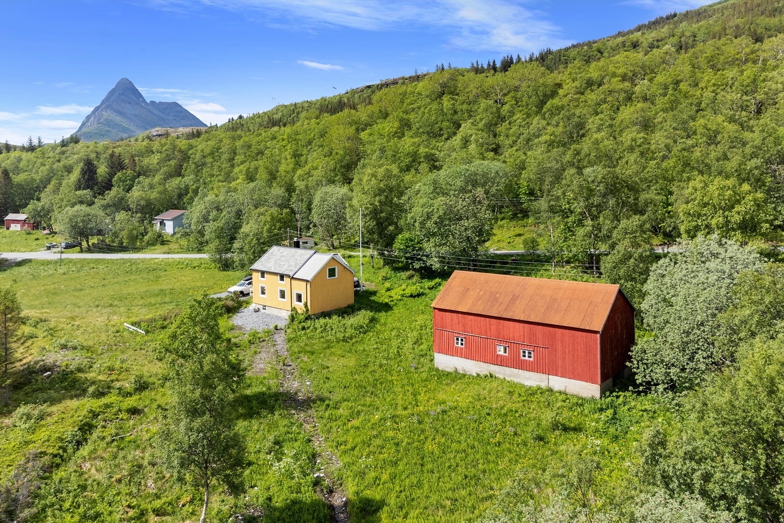 Landbrukseiendom benyttet som fritidsbolig, med lun beliggenhet i naturskjønne omgivelser i Rødøy kommune. Eiendommen ligger ca 400 meter fra sjøen og har enkel adkomst via offentlig vei. Galleribilde