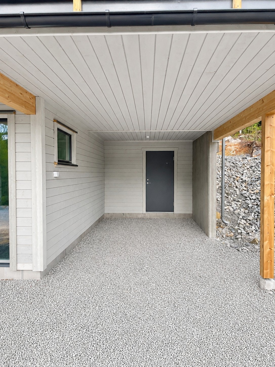 Carport med sportsbod i bakkant. (NB! Bilde tatt fra naboseksjon i 7B) Galleribilde