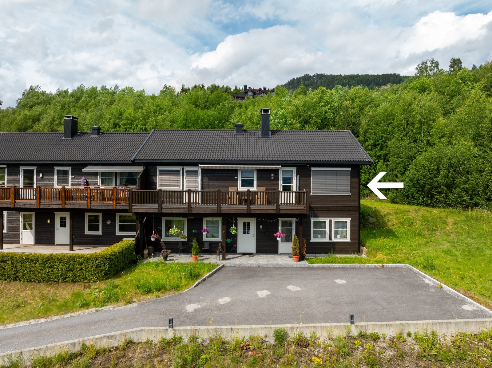 Velkommen til Munkeøyra 20- en oppgradert og meget fin leilighet med alt på ett plan og trappefri adkomst. Foto: Uthus. Galleribilde