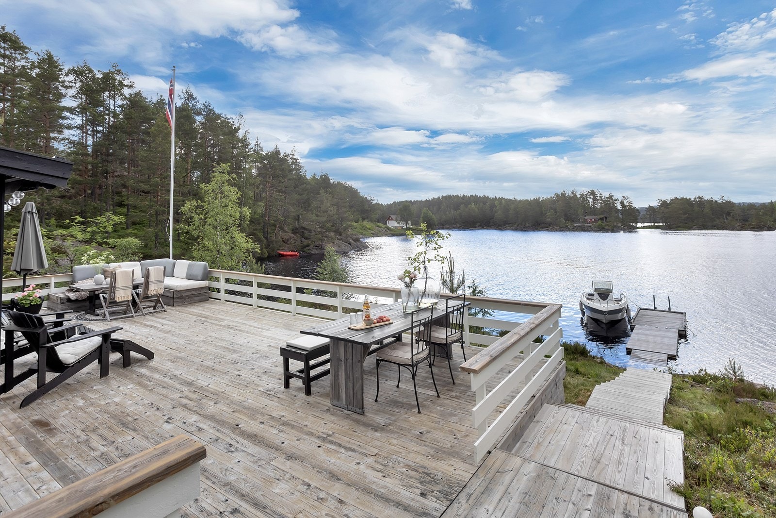 Til hytta følger det med flytebrygge Galleribilde