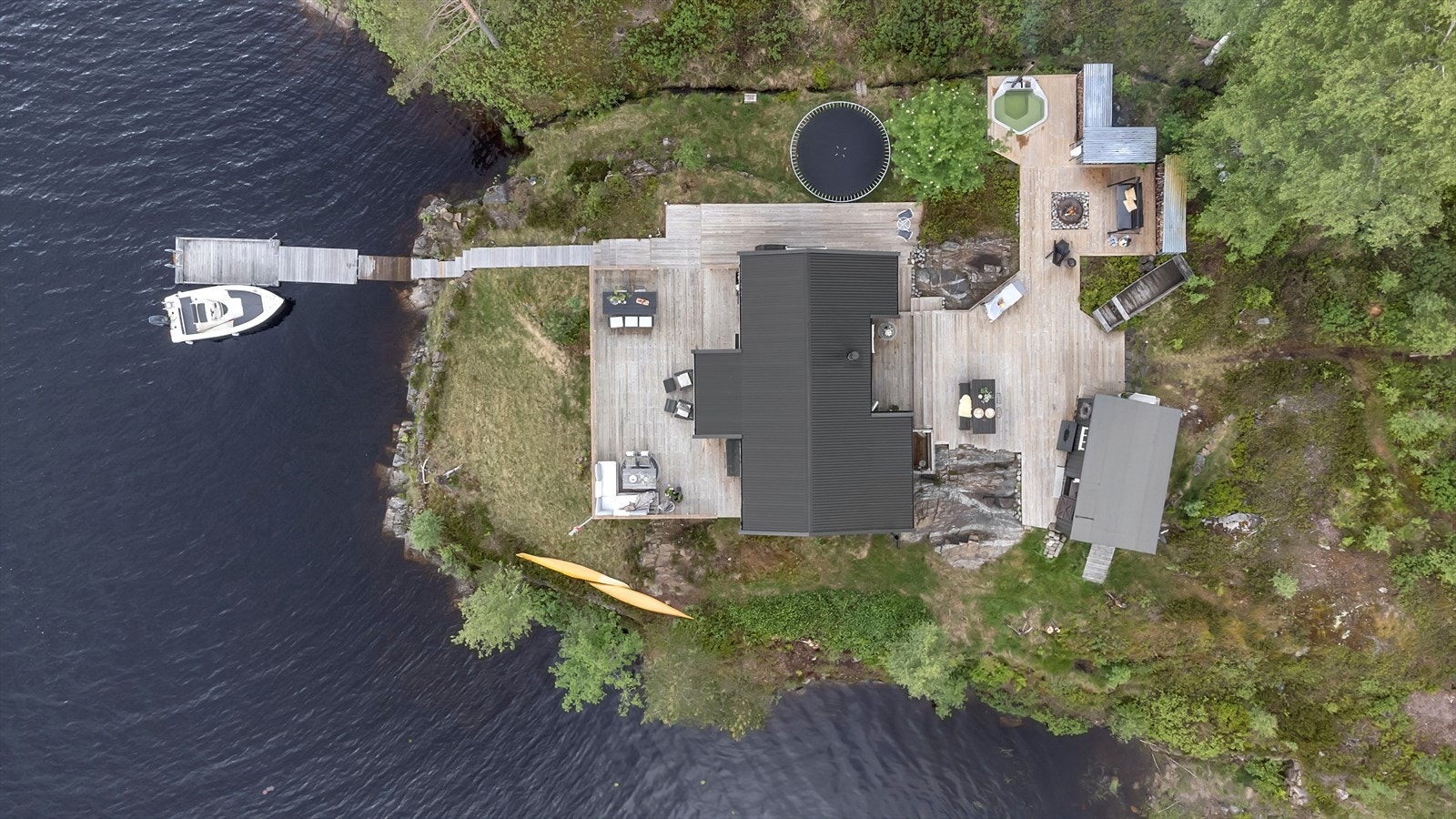 Innholdsrik hytte med pent opparbeidet uteområde i naturskjønneomgivelser Galleribilde