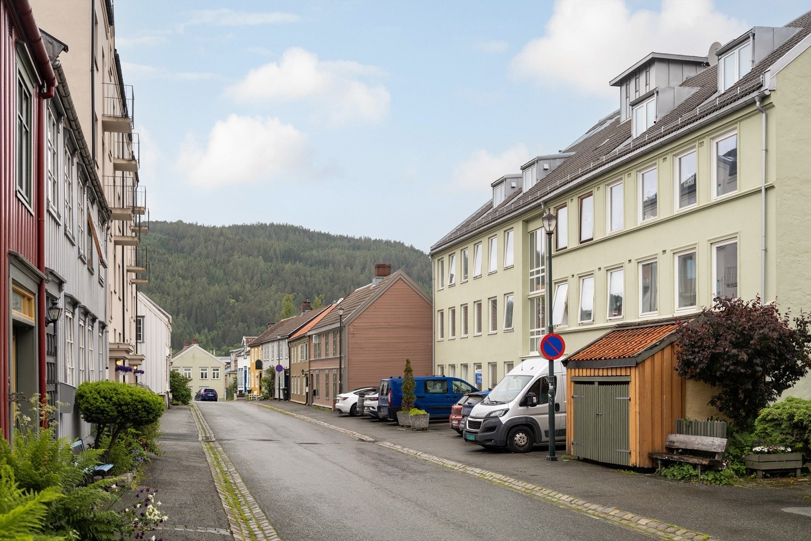 Etter noen minutter gange finner du starten på Bymarka. Herfra er det utallige turmuligheter, langs Ilabekken, og opp mot Theisendammen. Våttåkammen og videre til Geitfjellet er populært. Galleribilde