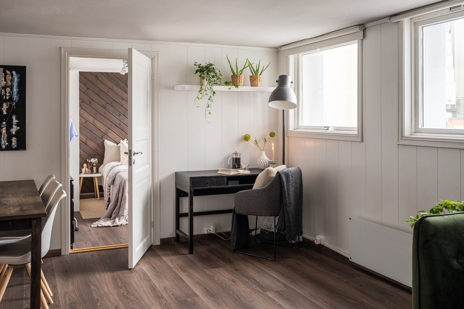 Leiligheten framstår moderne og byr på kvaliteter som blant heis i bygg. Galleribilde