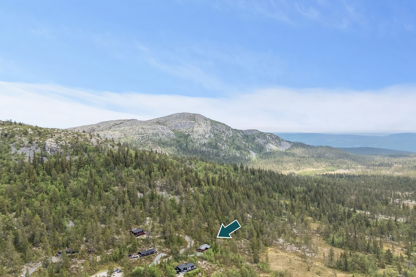 En sjarmerende hytte omgitt av skogens ro og vakre naturomgivelser. Galleribilde