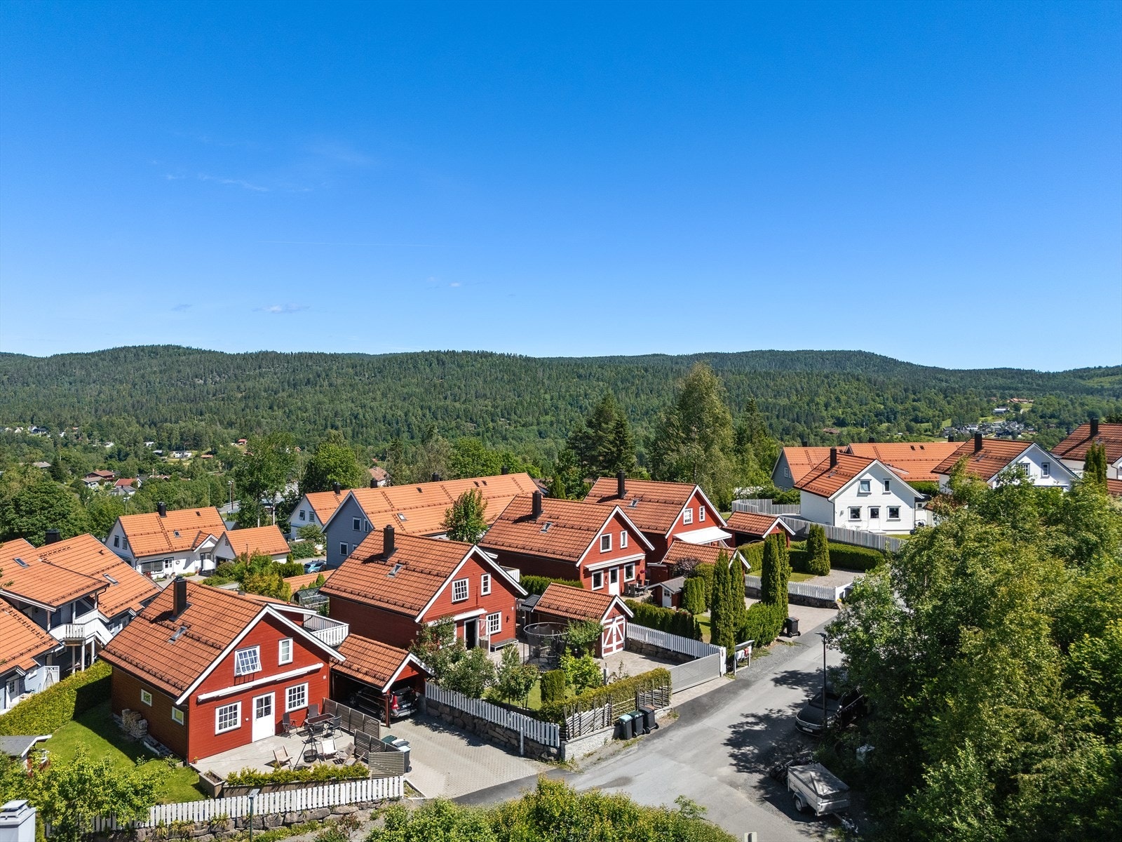 Boligen ligger høyt og fritt i et attraktivt og familievennlig boligområde i Lommedalen, tett på markagrensen og omgitt av vakker natur Galleribilde