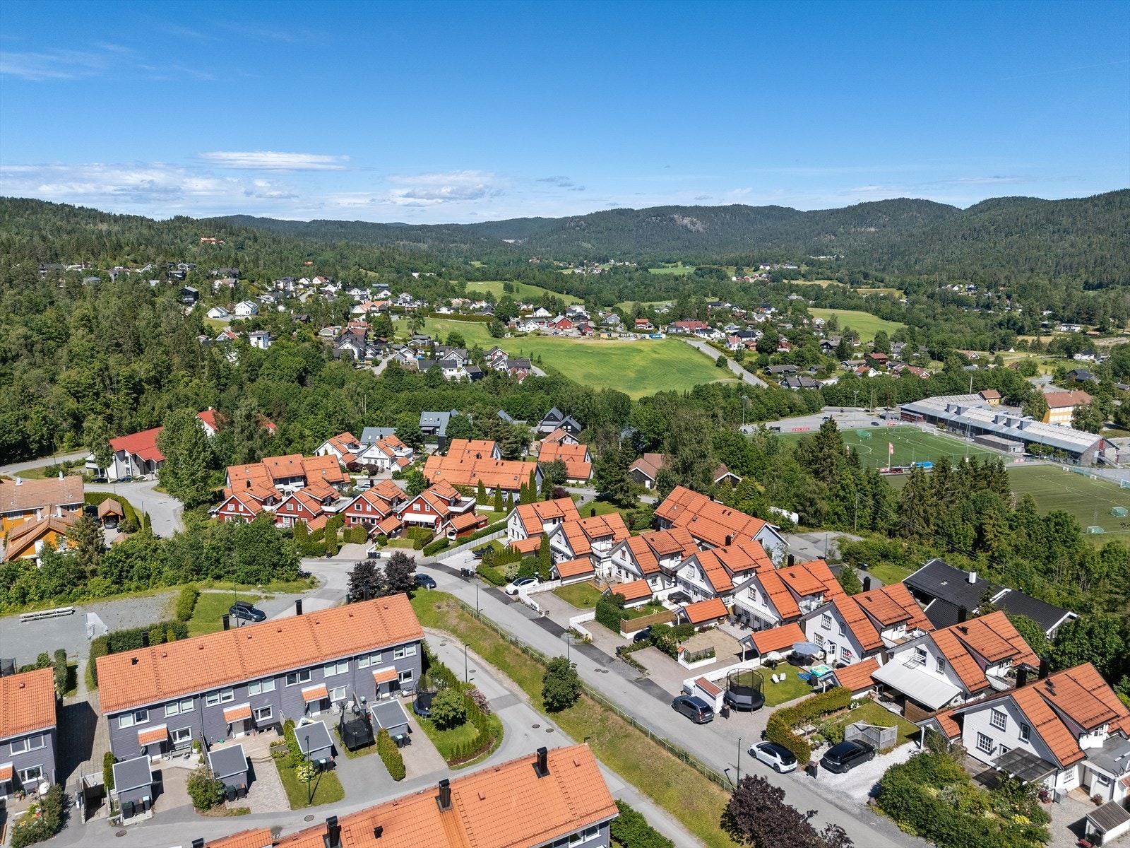 Burudvann med sandstrand og gode bademuligheter ligger en kort sykkel- eller kjøretur unna, og i gangavstand finner du Krydsbybakken med alpinanlegg og flotte vinteraktiviteter Galleribilde