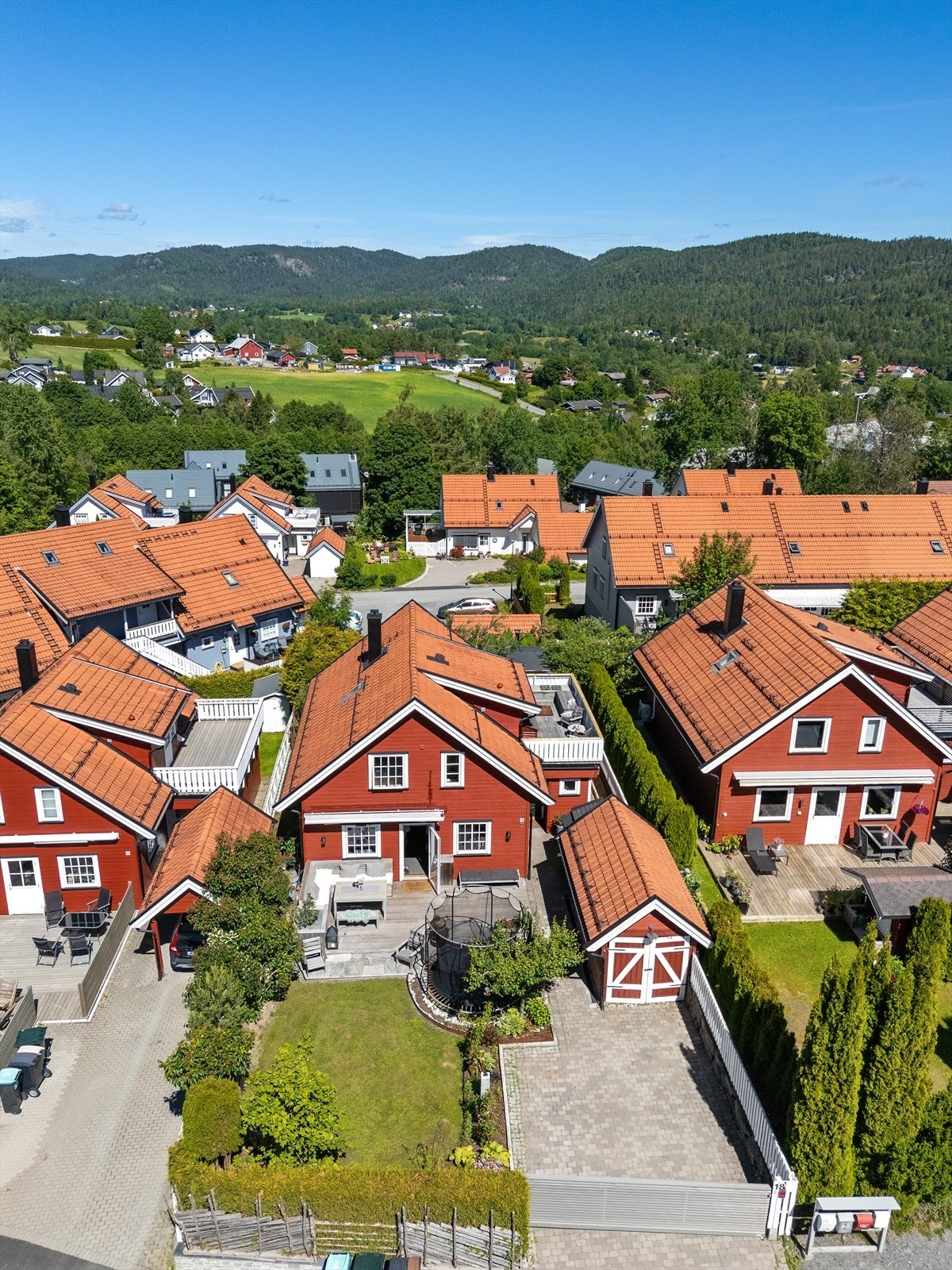 Et trygt og familievennlig nærmiljø hvor barna kan sykle i gata, spille fotball på ballplassen, ake om vinteren og bygge trehytter i skogen Galleribilde