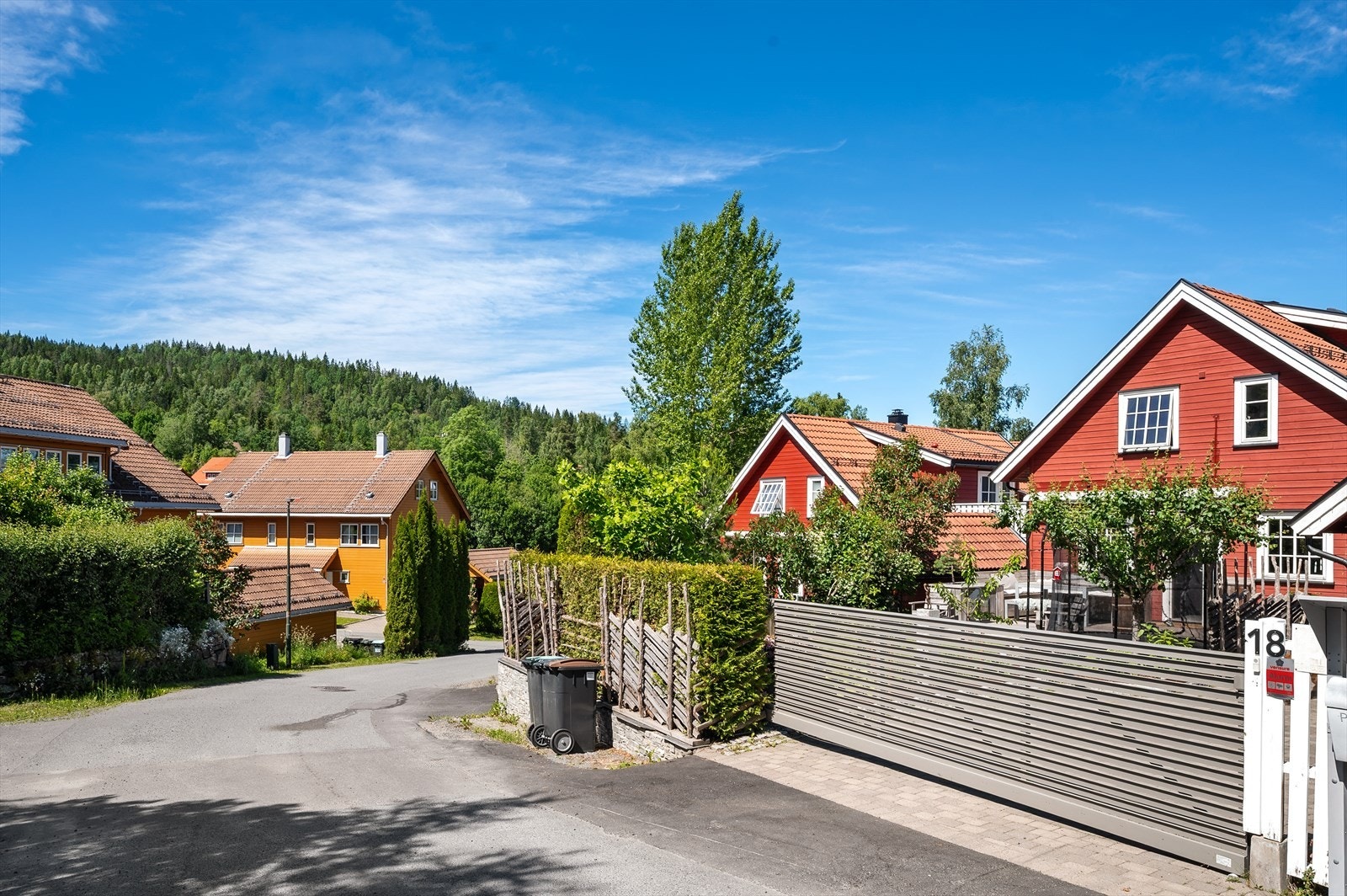 Her kombineres landlig idyll og trygge oppvekstvilkår med nærhet til skoler, barnehager, servicetilbud og gode kollektivforbindelser. Området preges av mange barnefamilier, et godt bomiljø og en hyggelig nabolagsfølelse Galleribilde