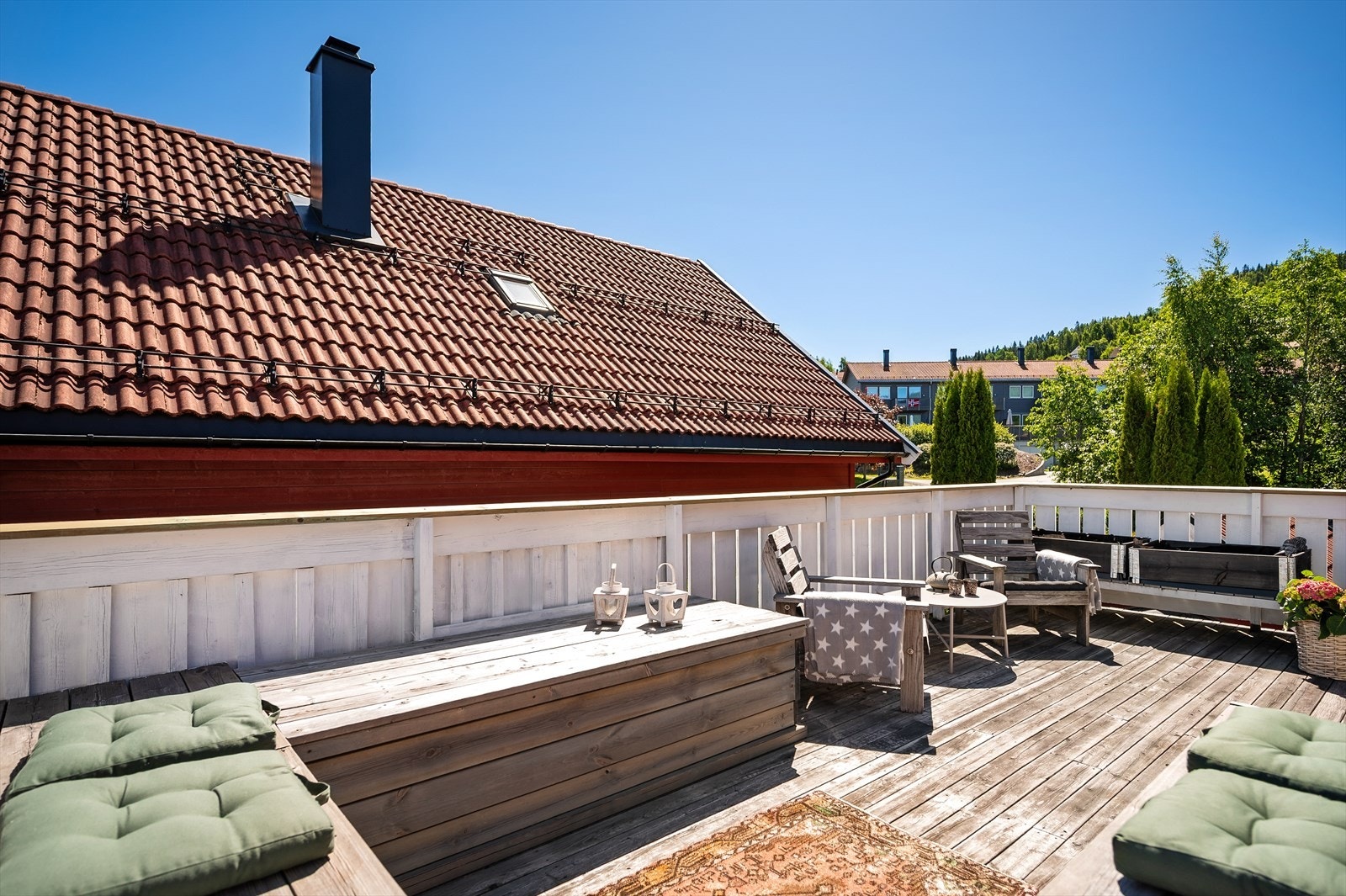 Perfekt for rolige morgenstunder, ettermiddagskaffen eller lange sommerkvelder i solen Galleribilde