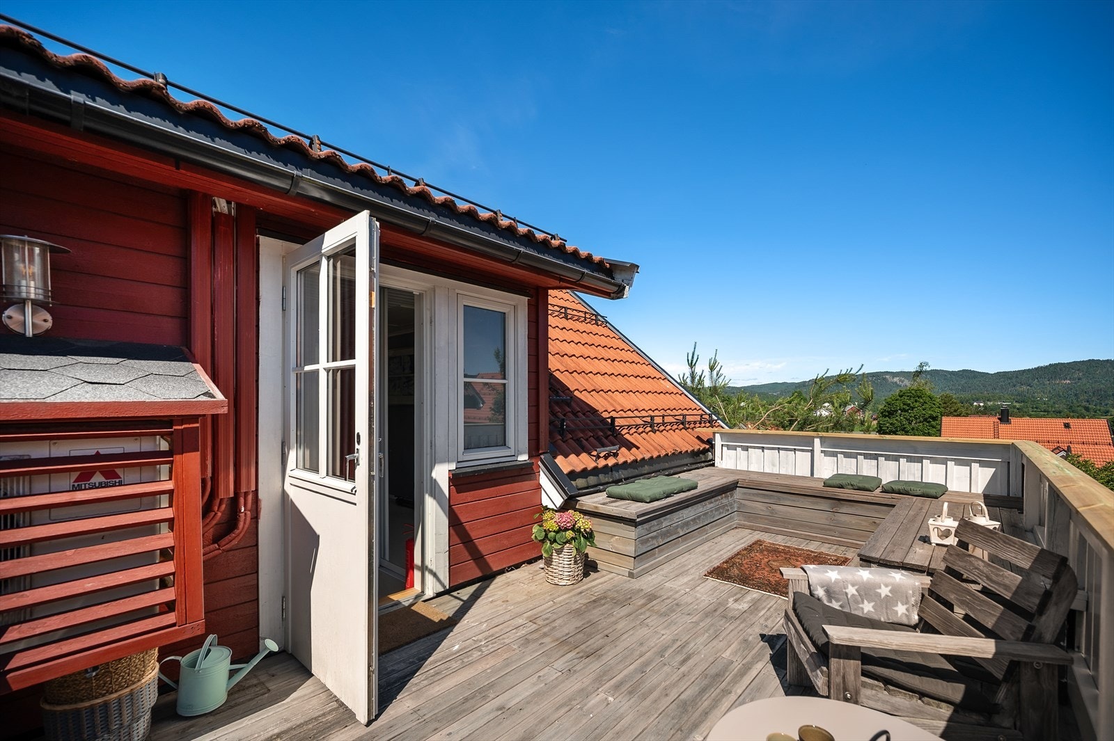 Fra gangen i 2. etasje er det utgang til en solrik takterrasse på ca. 18 kvm med flott utsyn mot de grønne omgivelsene Galleribilde