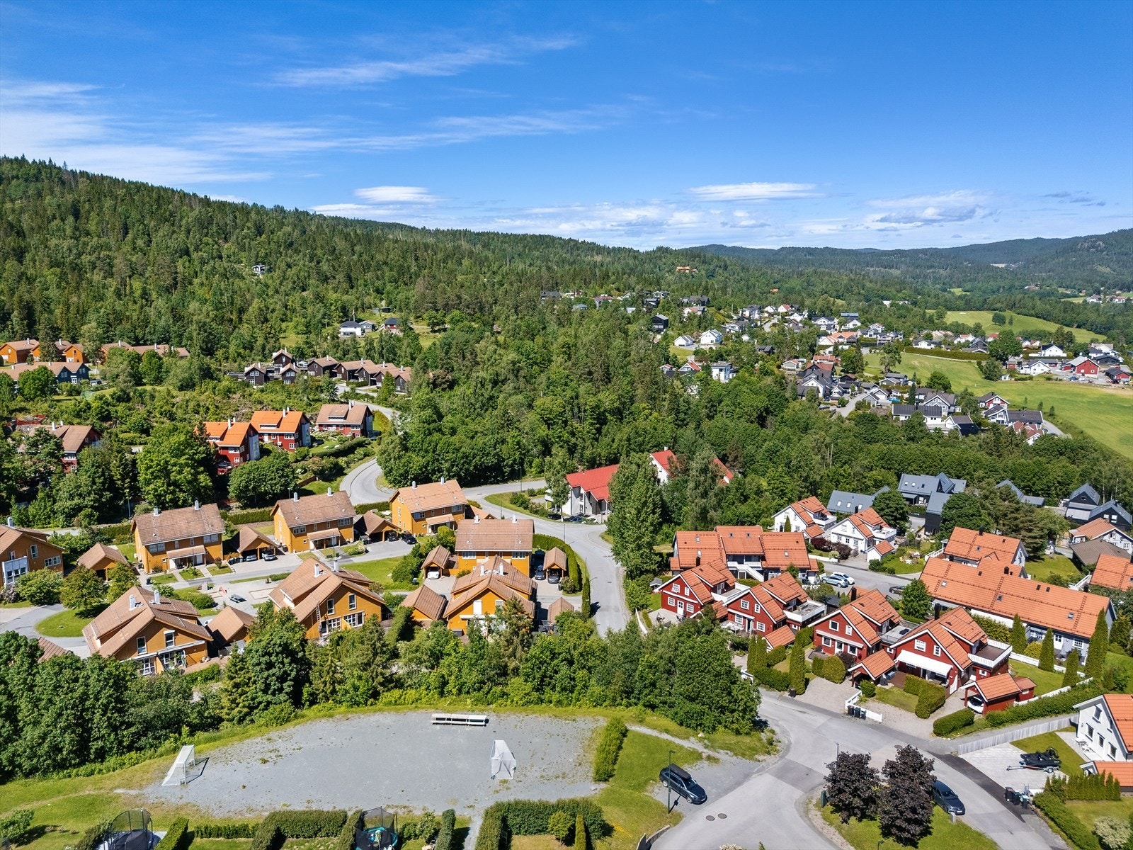 I kort avstand finner du fotballbaner, idrettshaller, treningssentre, tennisanlegg og ridesenter. For golfentusiaster ligger både Lommedalen Golfklubb og Bærum Golfklubb innen kort rekkevidde Galleribilde