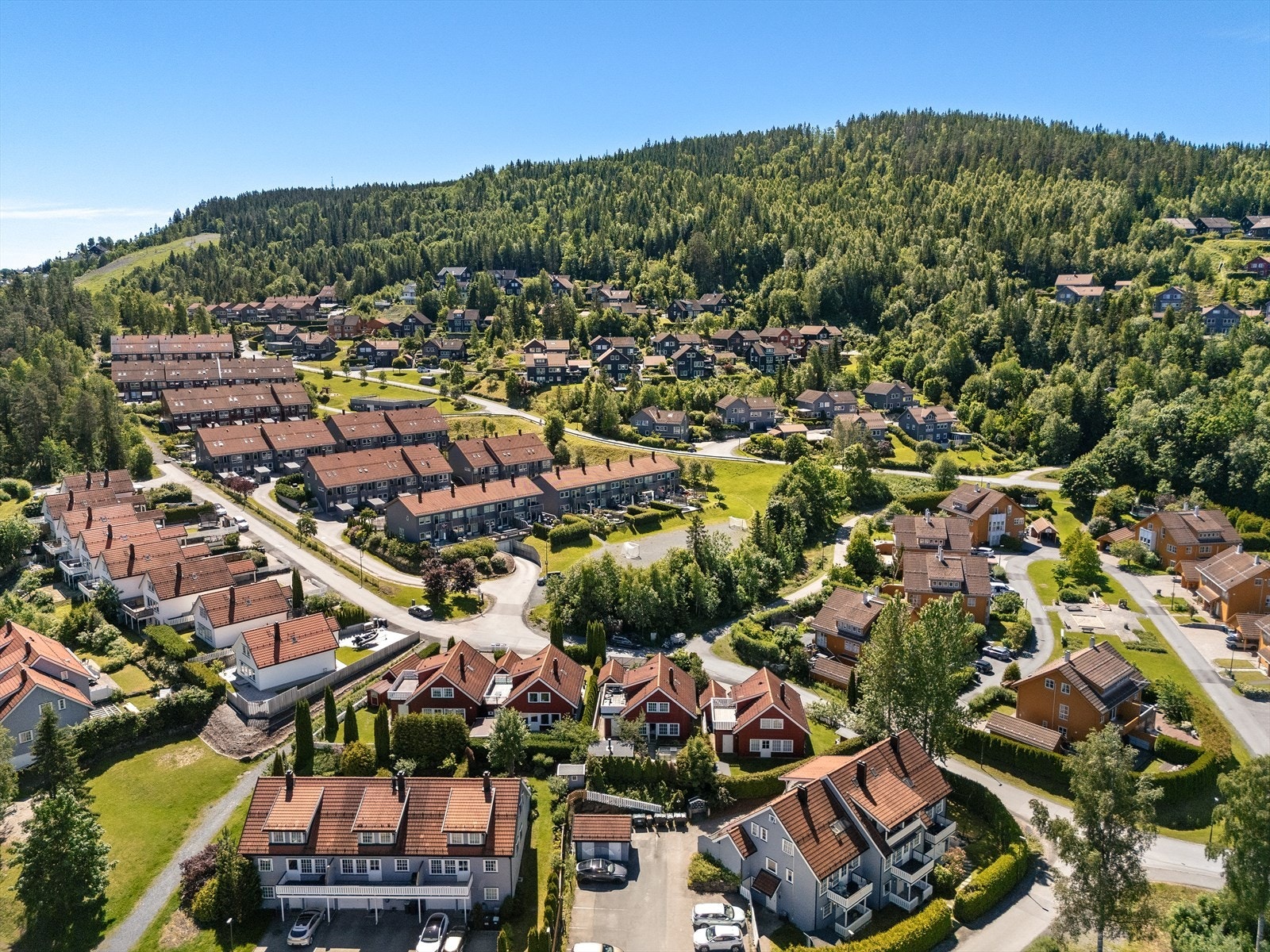 Området er et eldorado for både små og store, med flotte rekreasjonsmuligheter året rundt. I vinterhalvåret venter preparerte skiløyper innover i Bærumsmarka og videre mot Nordmarka og Krokskogen, mens sommeren byr på et stort nettverk av turstier Galleribilde