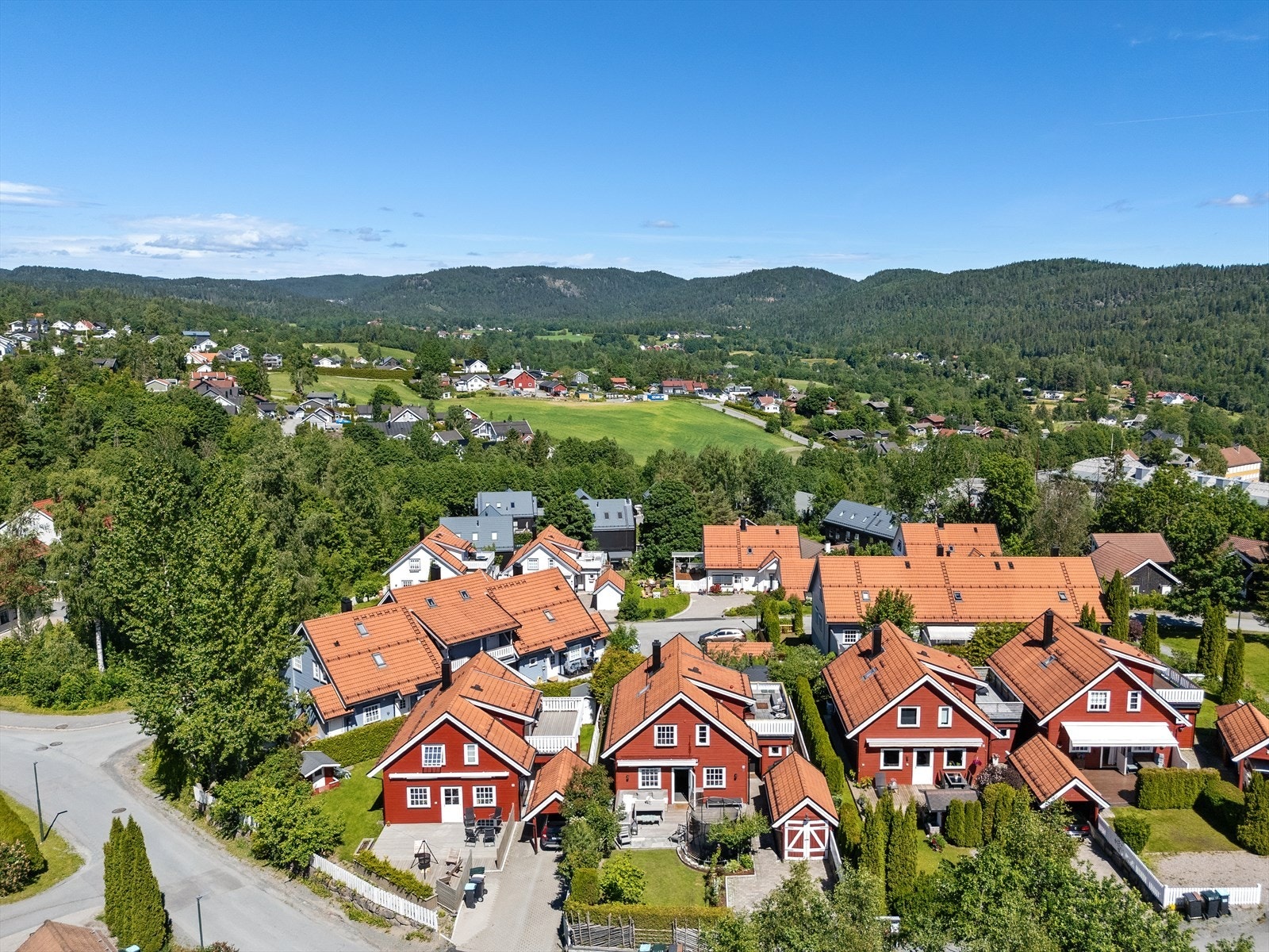 Den korte gangavstanden til både skole og barnehage gjør hverdagen enkel, samtidig som nabolaget preges av mange barnefamilier og et aktivt utemiljø hvor barn lett finner lekekamerater Galleribilde