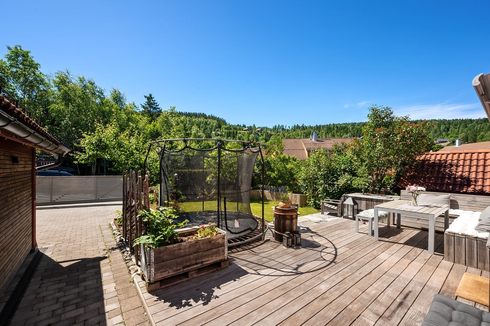 Fra kjøkkenet er det direkte utgang til en stor, solrik terrasse med videre adkomst til hage Galleribilde