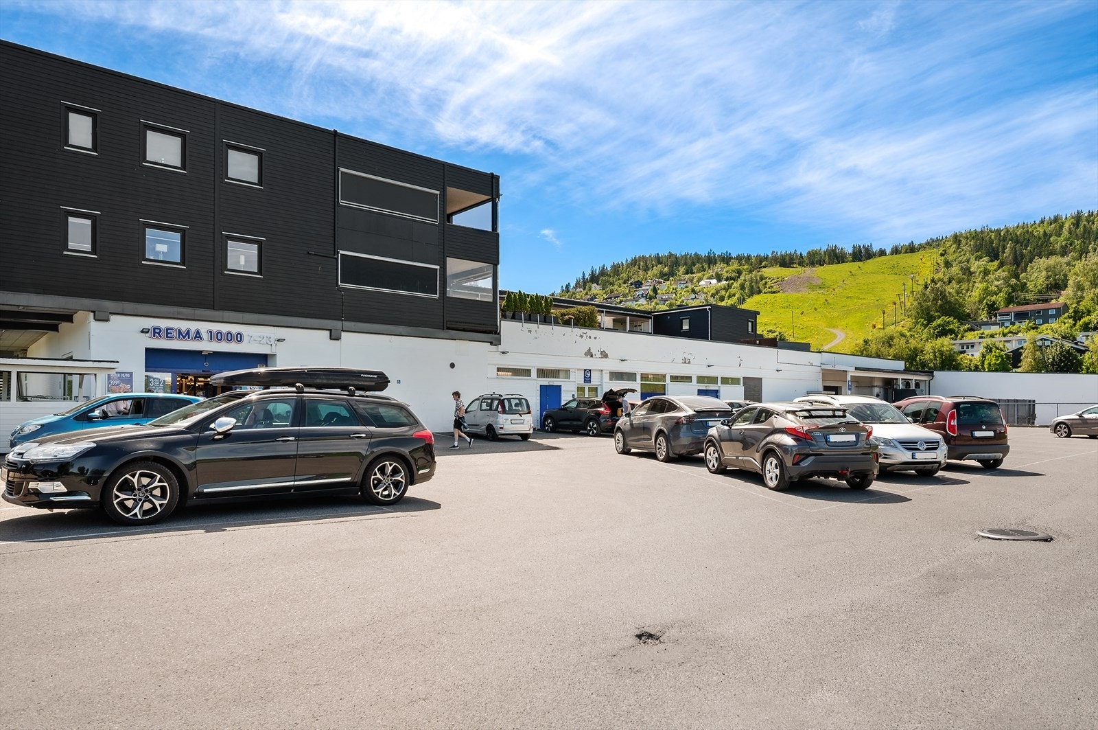 Dagligvarehandelen kan enkelt gjøres på Rema 1000 og Coop Extra i Lommedalen, mens Meny på Bærums Verk ligger en kort kjøretur unna Galleribilde
