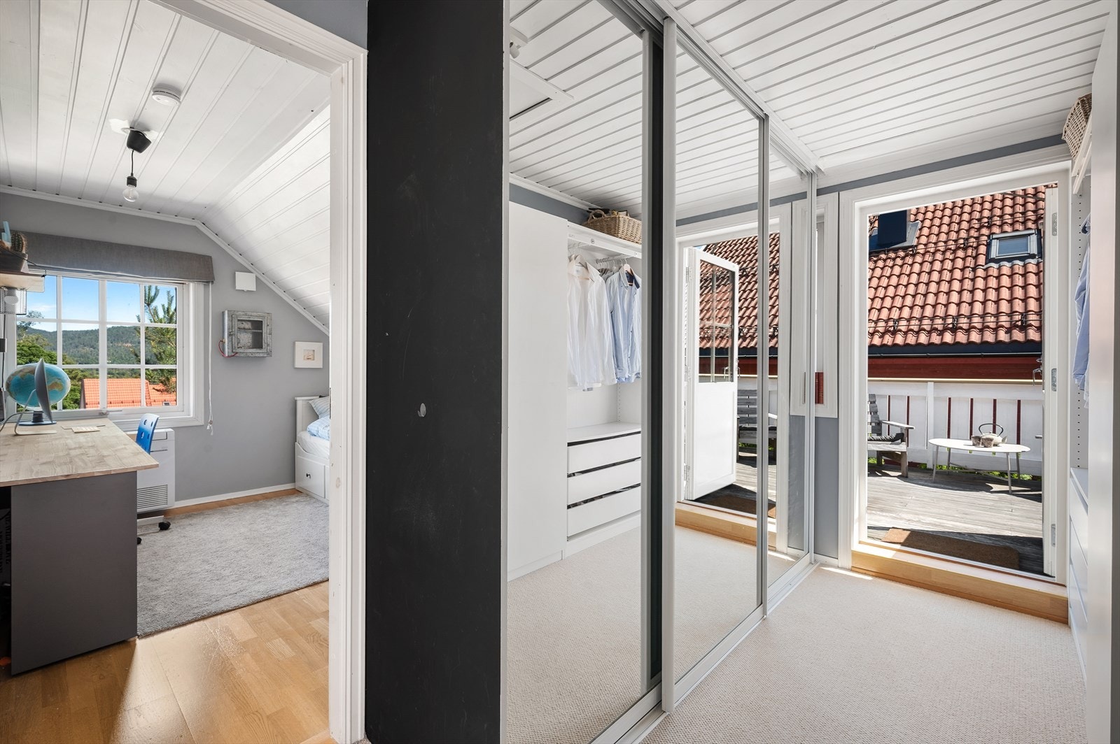 Gang i 2. etasje med stor skyvedørsgarderobe og plass til ekstra garderobeskap, noe som gir rikelig med oppbevaring Galleribilde
