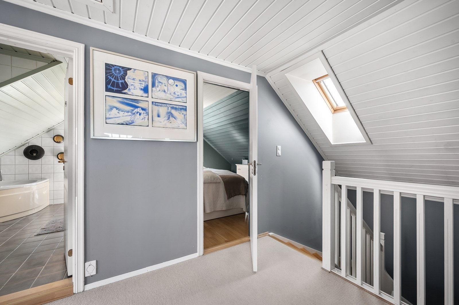 Gang i 2. etasje med takvindu og utgang til terrasse Galleribilde