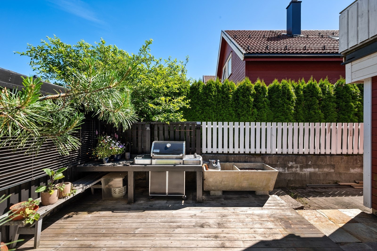 Her finnes også et hyggelig "utekjøkken" med grillplass og sittebenk Galleribilde