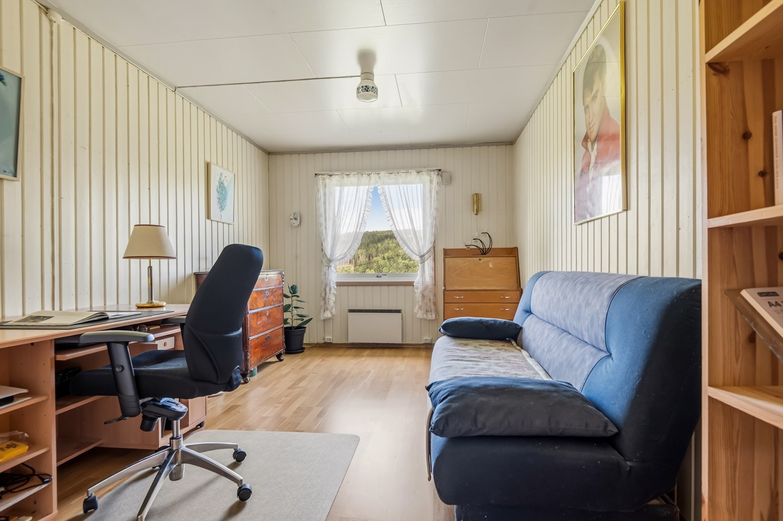 Soverommet er meget romslig. Her har du plass til dobbelt seng, nattbord og kontropult. Galleribilde