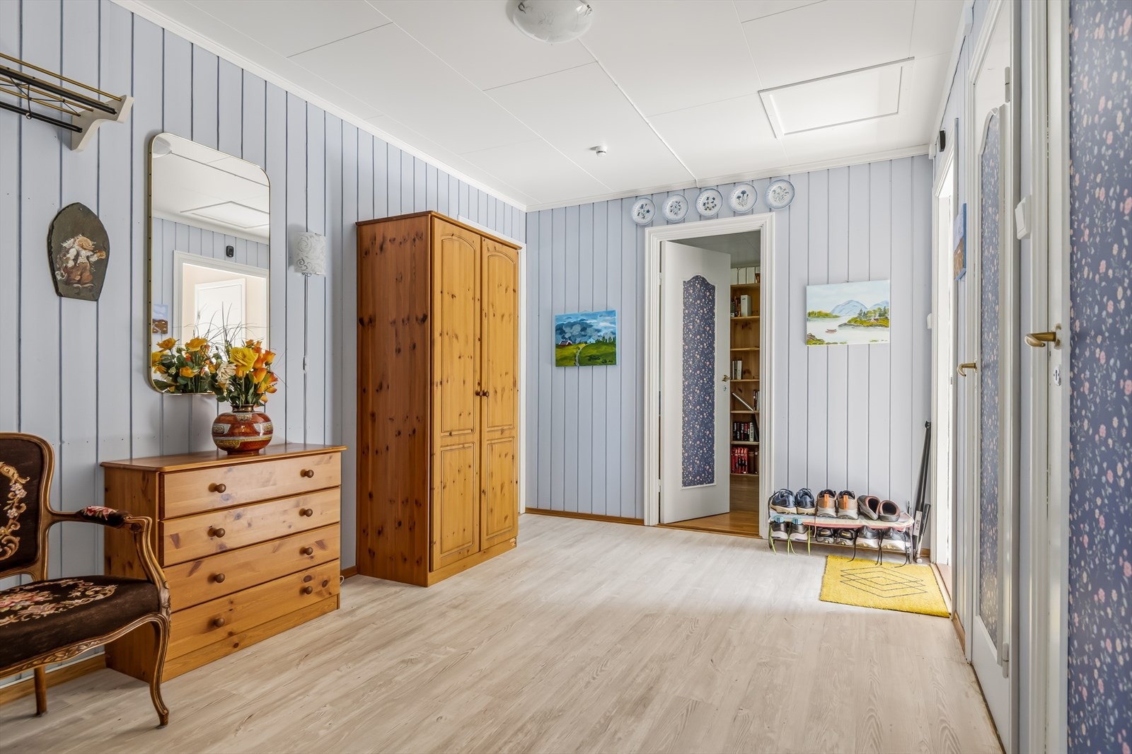 Boligen har en meget romslig gang med muligheter for å sette fra seg skoene eller yttertøyet. Galleribilde