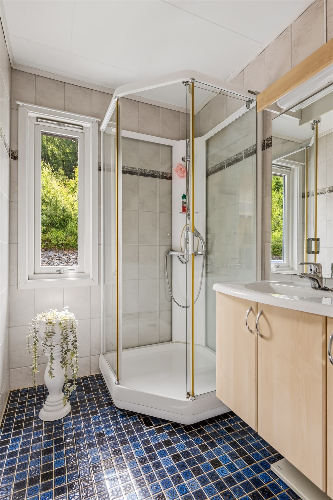 Badet ble renovert i 2016 og har flis på vegg og gulv med elektriske varmekabler, innredning og dusjkabinett. Galleribilde