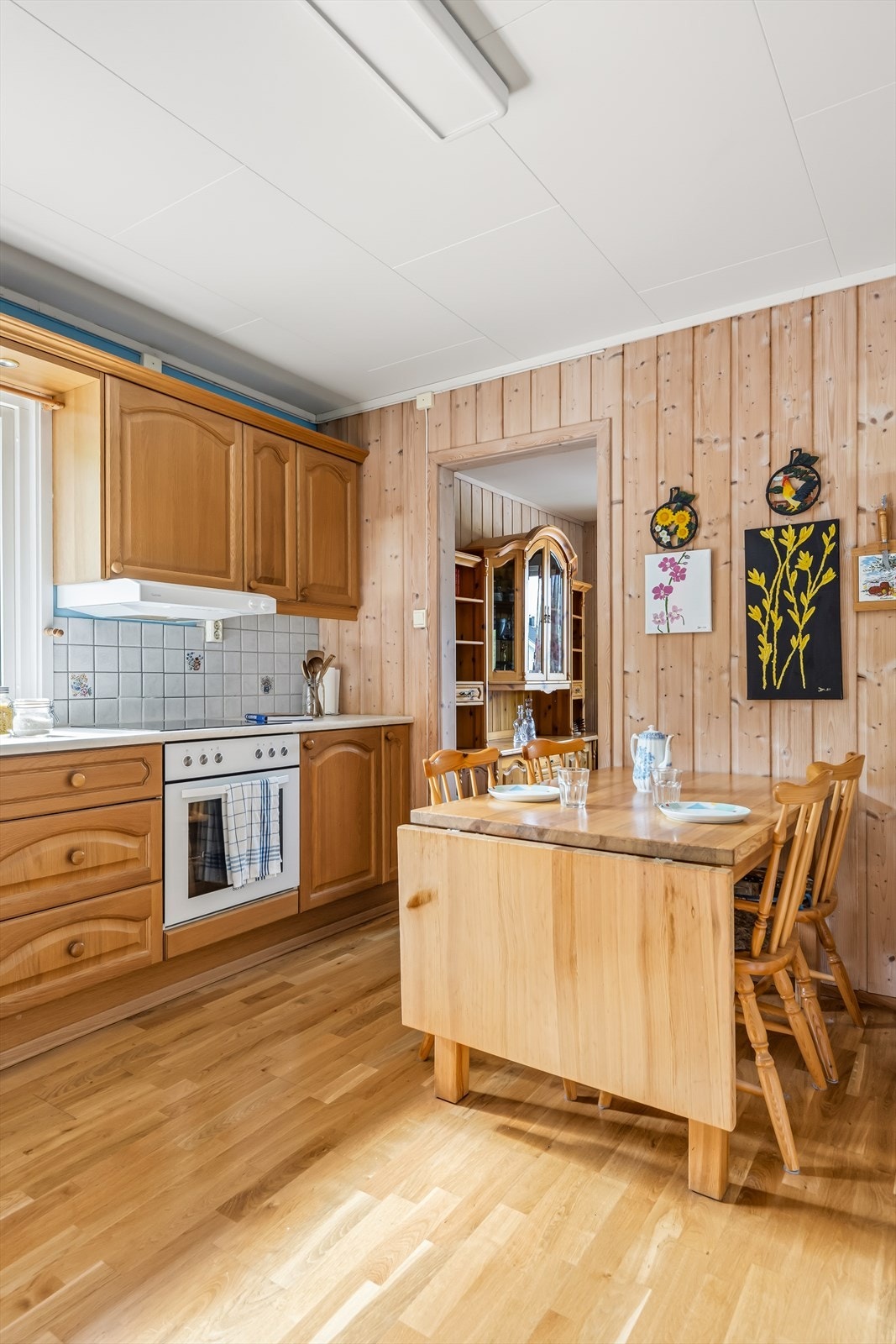 Det er god plass til eget kjøkken bord hvor du kan nyte frokost med hele familien. Galleribilde
