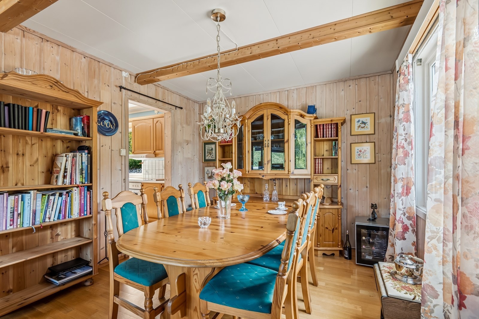 Spisestuen er meget romslig, her kan du samle famile og venner for et hyggelig måltid. Galleribilde